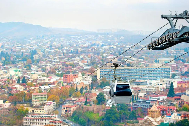 Viaggio di andata e ritorno da Yerevan a Tbilisi: Tour a piedi e degustazione di vini