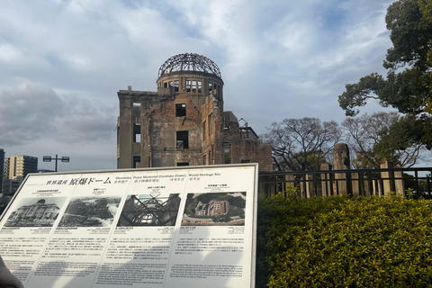 History of Hiroshima: Small Group Night Walking TourStoria di Hiroshima: tour a piedi serale per piccoli gruppi