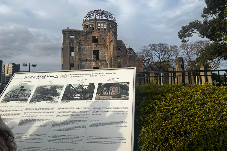 History of Hiroshima: Small Group Night Walking TourStoria di Hiroshima: tour a piedi serale per piccoli gruppi