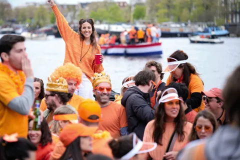 Amsterdam : Croisière pour la fête du roi avec open bar et musique