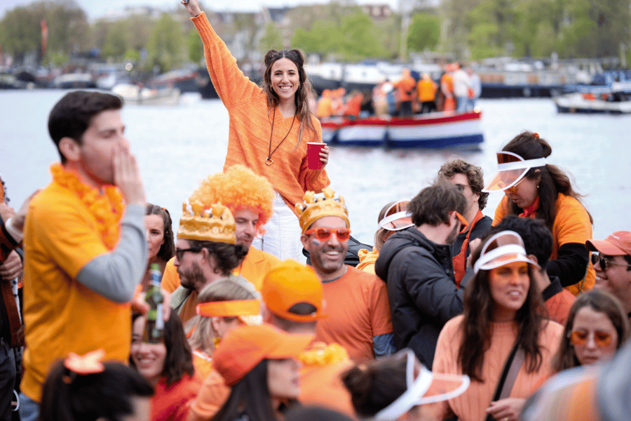 Amsterdam: Königstag-Party-Kreuzfahrt mit offener Bar und Musik. Foto: GetYourGuide