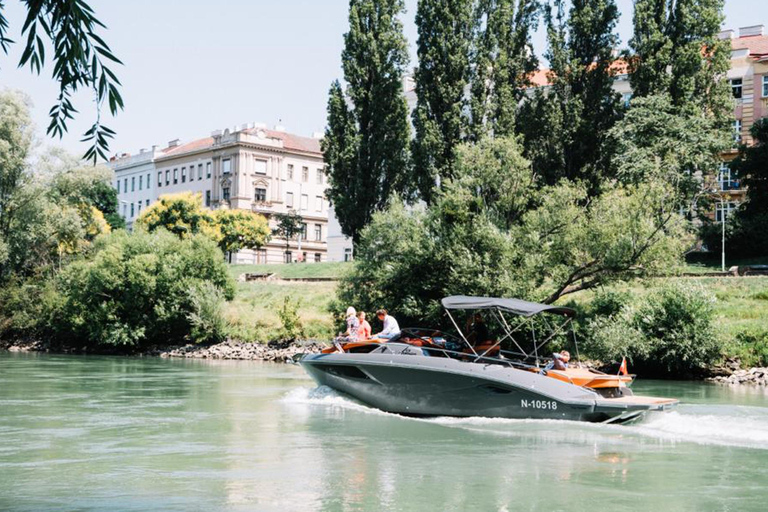 Wien: Exklusive Yachttour auf der DonauWien Zentrum Tour auf dem Wasser