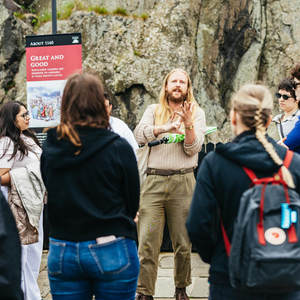 Edinburgh: Edinburgh Castle Guided History Tour with Tickets