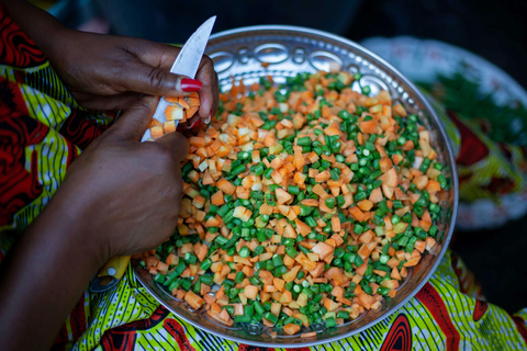 Kigali: laboratorio culinario e artigianale con ospiti localiKigali: Laboratorio culinario e artigianale con gente del posto