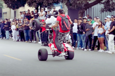 Medellín: Sunday Night Moto Stunt Tour in Barrio AntioquiaMedellín: Moto-stunttocht op zondagavond in Barrio Antioquia