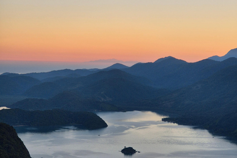 Paraty: Mamangua's Sugarloaf Hike with taxiBoat and transfer