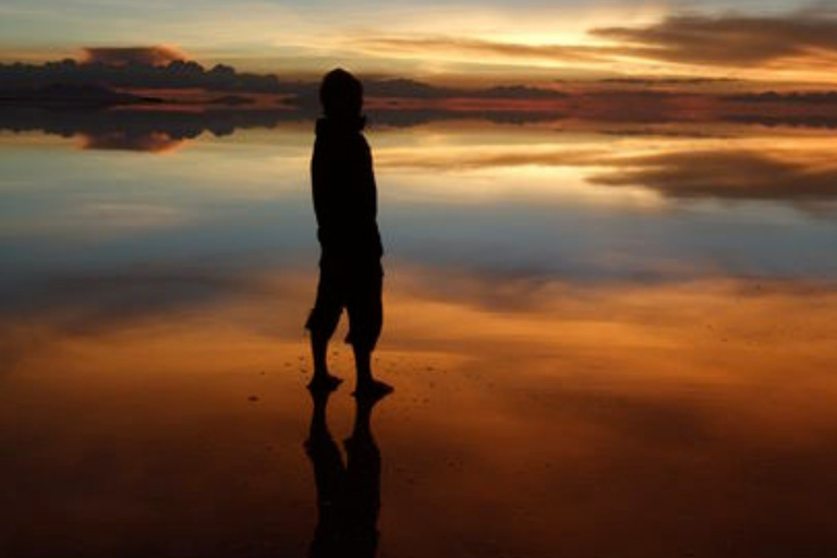 SALAR DE UYUNI: EXPERIENCIA AL ATARDECER Y A LA LUZ DE LAS ESTRELLASGRUPO COMPARTIDO: SALAR DE UYUNI, PUESTA DE SOL Y EXPERIENCIA A LA LUZ DE LAS ESTRELLAS