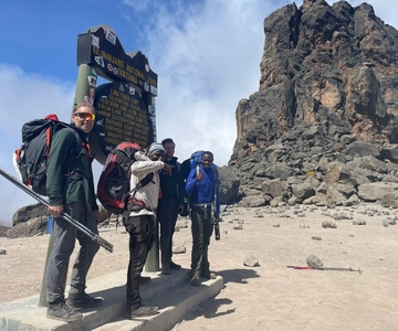 Scalare il monte Kilimanjaro attraverso la via Marangu 6 giorni