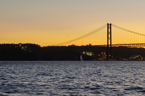 Lissabon: 2 Stunden Bootstour. Gemeinsames Erlebnis. Tag-Sonnenuntergang-NachtLissabon: Bootstour. Gemeinsames Segelerlebnis. Sonnenuntergang.