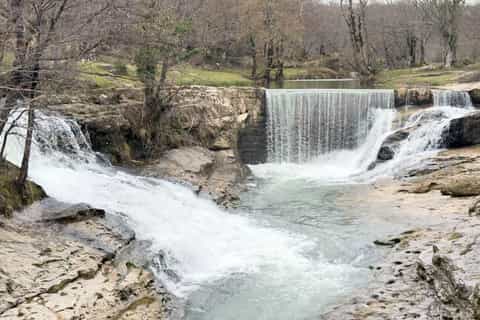 Kutaisi : visite guidee des grottes, cascade, lac et palais de Geguti