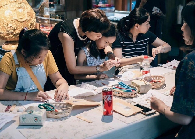 Create your own cultural keepsake while having tea in Chengdu