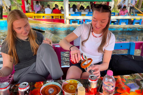 Xochimilco : visite en bateau traditionnel, culture et plaisir.