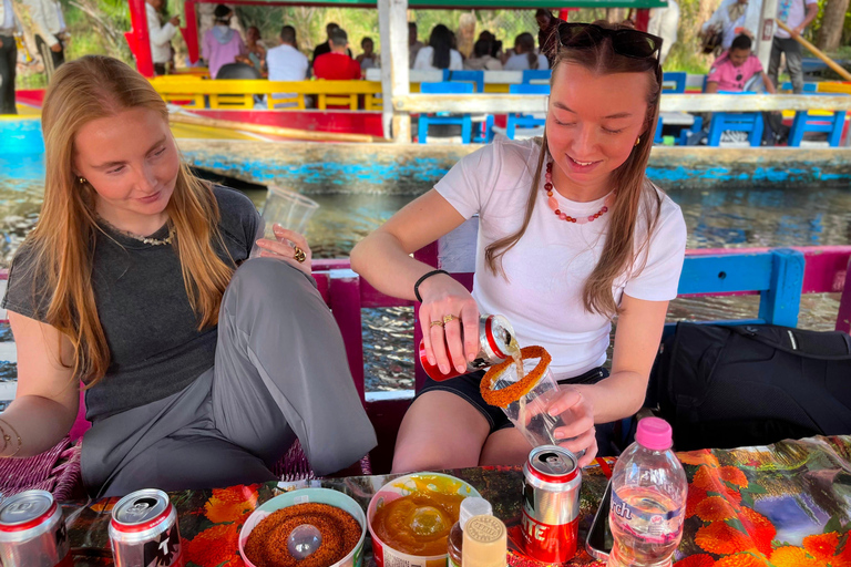 Xochimilco : visite en bateau traditionnel, culture et plaisir.