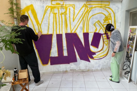 Graffiti-Kunst-Workshop mit Einheimischen in einem Istanbuler Hausgarten