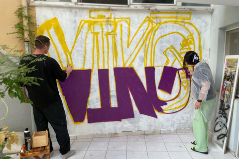 Workshop graffitikunst met de lokale bevolking in een huistuin in Istanbul