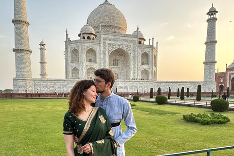 Delhi to Agra: Overnight Car Tour Including the Taj Mahal