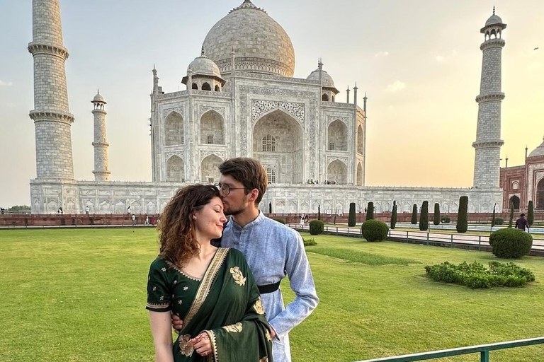 Delhi to Agra: Overnight Car Tour Including the Taj Mahal