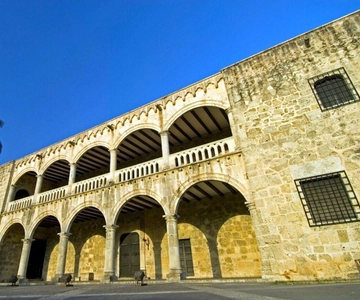 Conhece a Zona Colonial, o Farol de Colombo e o Parque Nacional Los 3 Ojos.