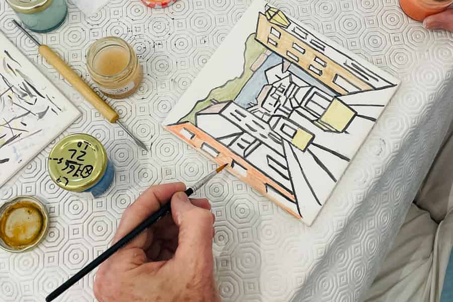 Male deine Fliese und kreiere dein einzigartiges Stück in einer Kunstgalerie in Lissabon. Foto: GetYourGuide Male deine Fliese und kreiere dein einzigartiges Stück in einer Kunstgalerie in Lissabon. Foto: GetYourGuide