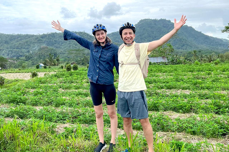 Bali : Atelier de joaillerie en argent de Sidemen et randonnée à véloAventure cycliste à Sidemen et chute d&#039;eau à Gembleng