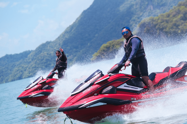 Visite privée en jet ski surpuissant à Langkawi avec vidéo par droneFORFAIT LUXE BRONZE INDIVIDUEL