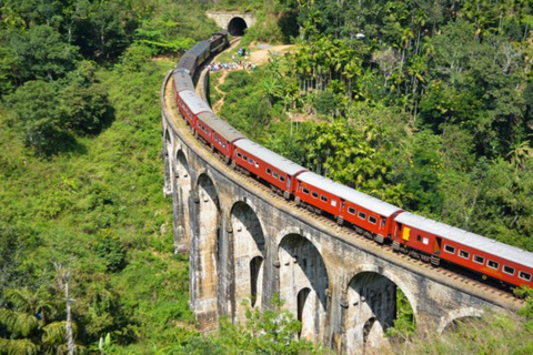 Kandy: Fahrt mit dem Panoramazug nach Ella 2. Klasse Reservierte Tickets