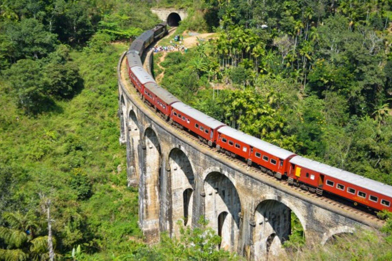 Kandy: Fahrt mit dem Panoramazug nach Ella 2. Klasse Reservierte Tickets