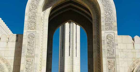 Muscat: Private Full-Day Highlights Tour with Lunch