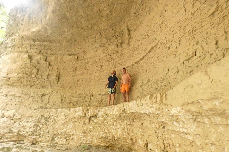 Osumi Canyon och Bogova vattenfall från Berat - av 1001AAFrån Berat: Vandring vid Bogovas vattenfall och simtur med Osum Canyon