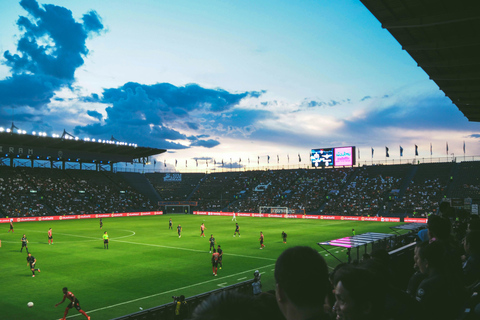 Geniet van een voetbalwedstrijd in het stadion in Barranquilla