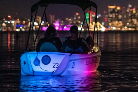San Diego: Cita nocturna en un bote a pedales luminoso con vistas al centro de la ciudad