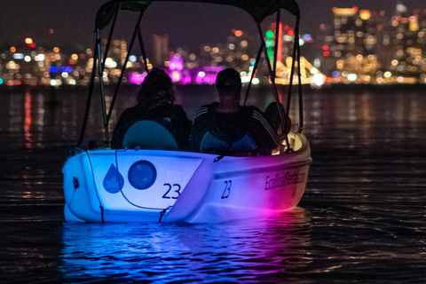 San Diego: Cita nocturna en un bote a pedales luminoso con vistas al centro de la ciudad