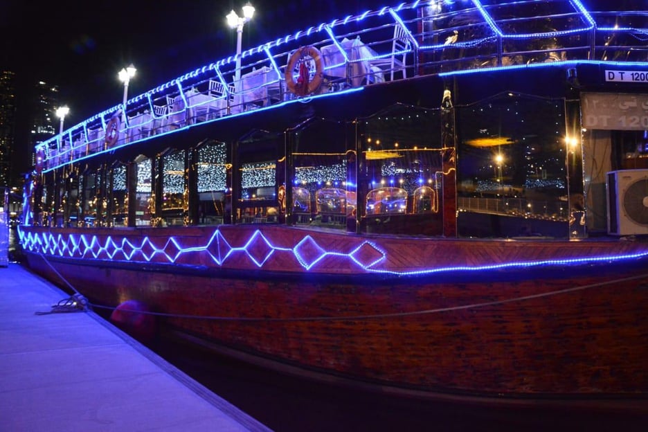 Crucero con cena en el puerto deportivo de Dubai con espectáculo en directo