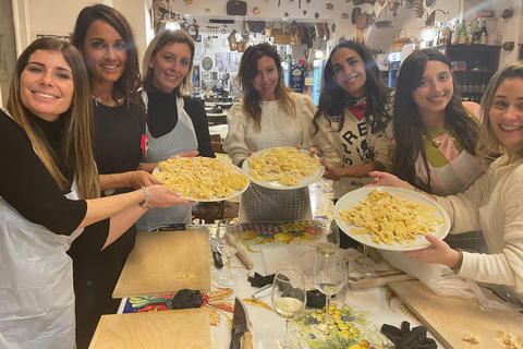 Napels: Pasta kookles met Tiramisù en een drankje