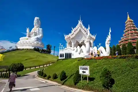 Chiang Mai: Hvite, blå og store Buddha-templer i Chiang Rai