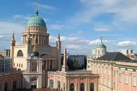 POTSDAM: Casco antiguo histórico, paseo con guía titulado