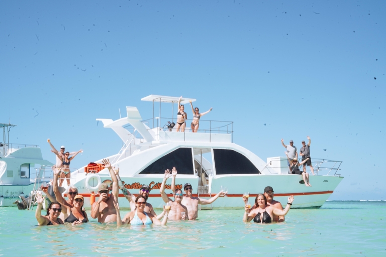 Punta Cana: Fiesta Privada en Barco con Bebidas y AperitivosPunta Cana: Fiesta en barco, snorkel y crucero por la piscina natural