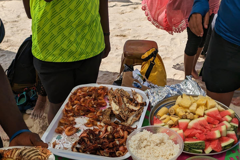 Excursion d'une journée dans les îles Kwale avec plongée en apnée et déjeunerZanzibar : plongée en apnée et croisière en boutre sur les bancs de sable avec déjeuner