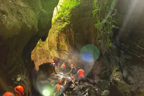 Bayano Caves Tour with Boat Ride and Kayaking