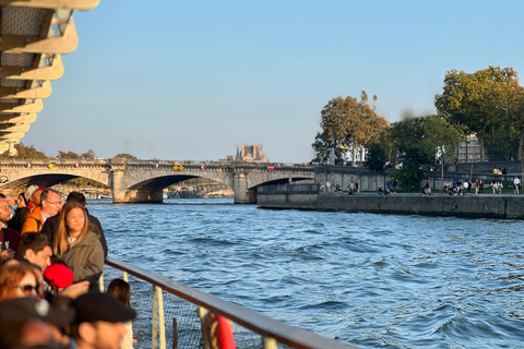 Paris: Day or Evening River Cruise with Musical Ambiance Paris: Evening River Cruise with Musical Ambiance & Postcard