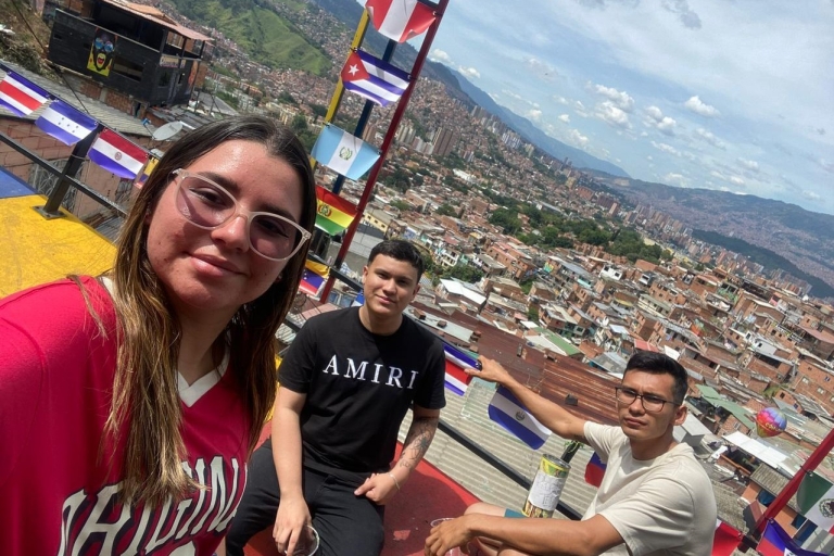 Medellin: Comuna 13, prawdziwa historia i wycieczka MetrocableComuna 13: Prawdziwa historia, lokalne jedzenie i wycieczka kulinarna Metrocable