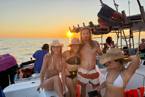 Puerto Escondido: Boat tour to enjoy the sunset