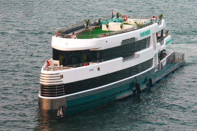 Abu Dhabi: Yas Marina Bay Megayacht Dinner Cruise & Buffet