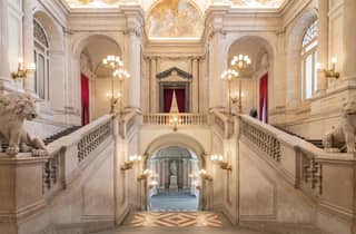 Enthülle die Geschichte: Das Innere von Madrids majestätischem Königspalast