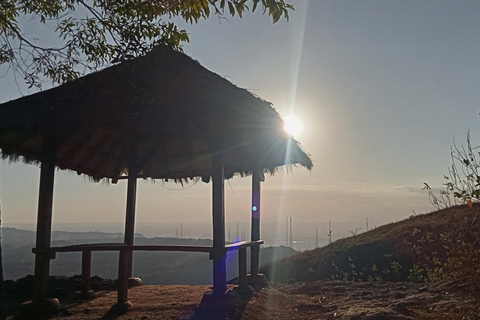 Excursión de senderismo suave por Yogyakarta al antiguo volcán NglanggeranExcursión de senderismo de un día en Yogyakarta