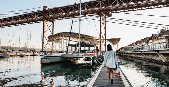 Lissabon: Katamaran-Tour bei Sonnenuntergang mit Musik und Getränken