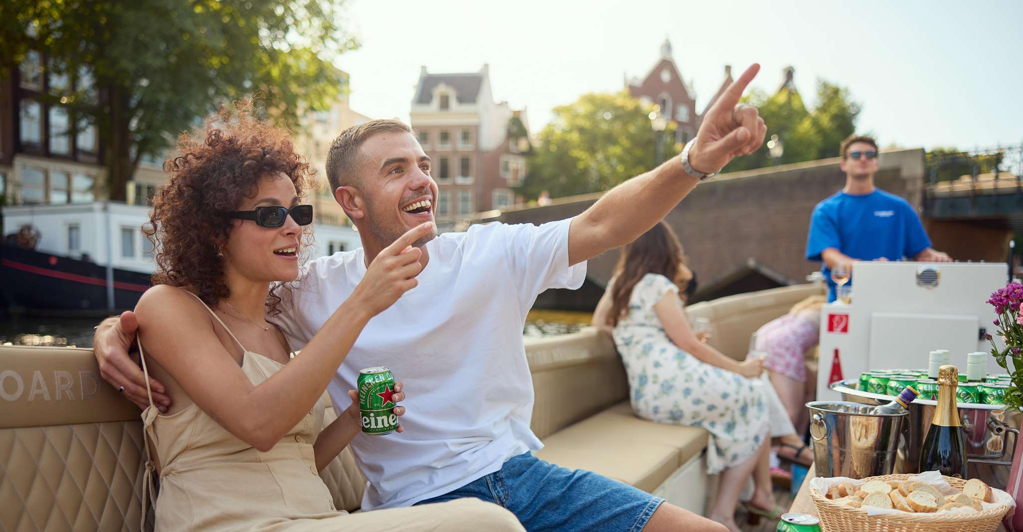 Amsterdam: German Guided Canal Cruise with on Board Bar