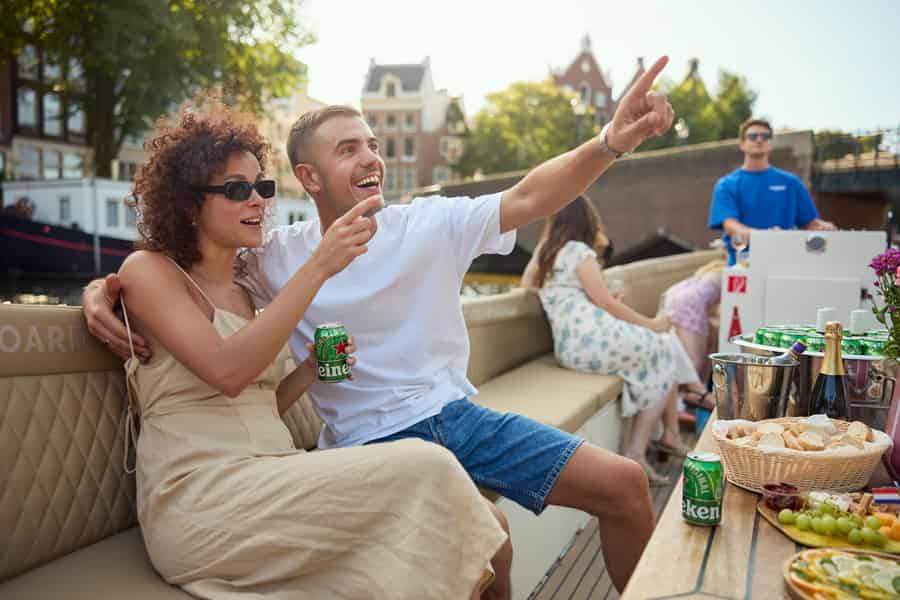 Amsterdam: Deutsche geführte Grachtenfahrt mit Bar an Bord. Foto: GetYourGuide