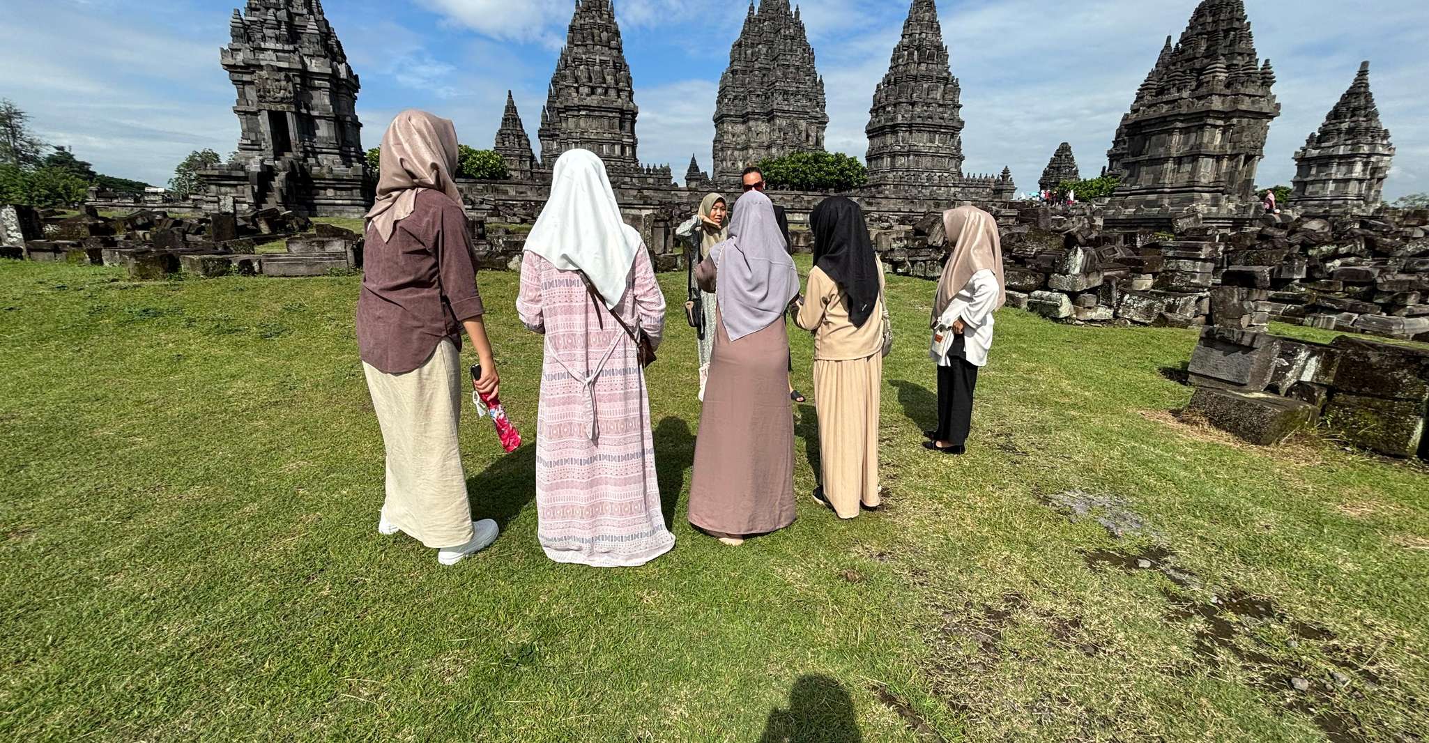 Yogyakarta: Borobudur Sunrise Climb & Prambanan with Ticket photo 14