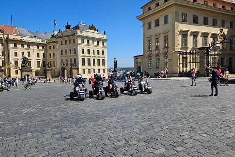 Prague : Visite guidée des points de vue panoramiques en tricycle électriqueOffre spéciale Tour standard avec 2 personnes par tricycle